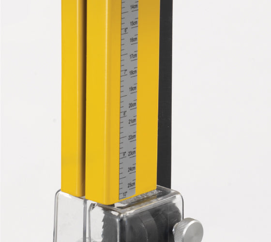 Useful Height Guide  The blade guard features a scale to show the cutting height, an ideal reference for accurately setting the guides to the required position.